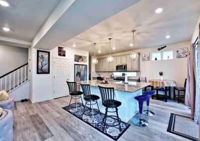 Mountain View house with, Jacuzzi, 5 beds 3.5 bath near Airport