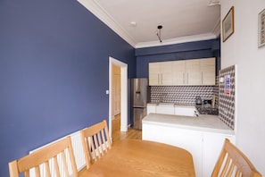Fridge, oven, stovetop, toaster - Splendid Apartment near Haymarket (Edinburgh)