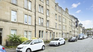 A row of terraced houses with a cobblestone street. - Splendid Apartment near Haymarket (Edinburgh)