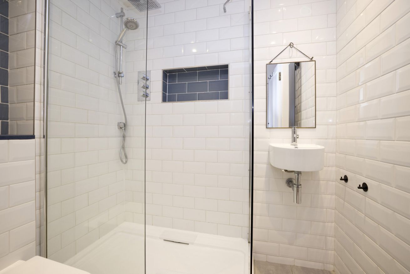 Shower, hair dryer, towels, shampoo