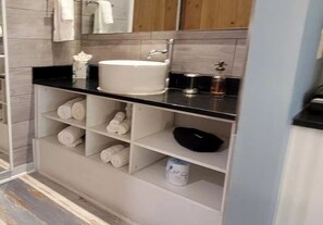 Sèche-cheveux, serviettes fournies, savon, shampoing