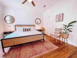 2 sovrum, skrivbord, strykjärn/strykbräda och resesäng