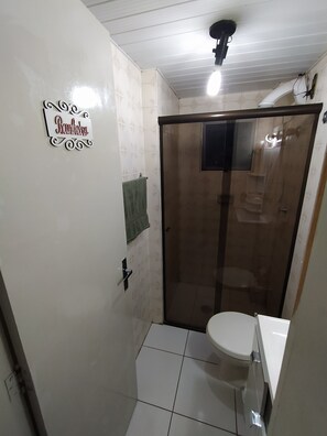 Dusche, Haartrockner, Handtücher, Toilettenpapier
