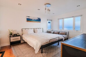5 bedrooms, desk, WiFi, bed sheets