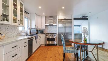 Geladeira, micro-ondas, fogão, cooktop