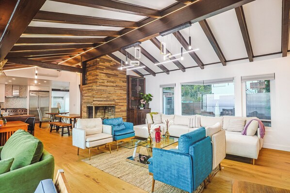 Smart TV, fireplace, stereo