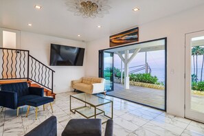 TV connectée, cheminée, chaîne hi-fi