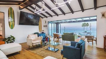 Smart TV, fireplace, stereo