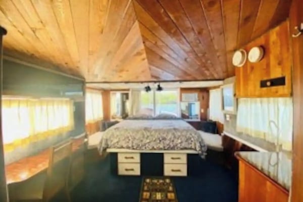 2 chambres, coffres-forts dans les chambres, bureau, draps fournis