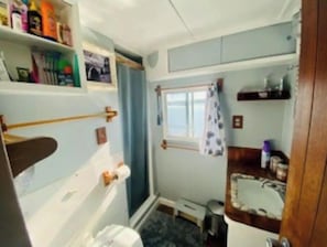 Chuveiro, produtos de toalete biodegradáveis, toalhas de banho, sabonete