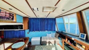 2 bedrooms, in-room safe, desk, bed sheets