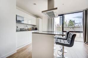 冷蔵庫、電子レンジ、オーブン、食器洗い機