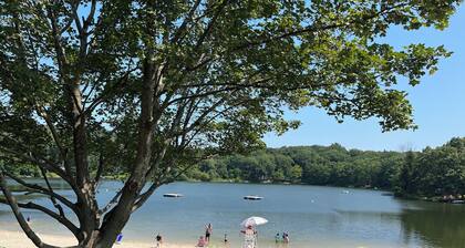 Beautiful, quaint lake community home.