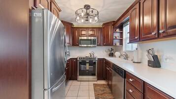 Refrigerador, microondas, horno y lavavajillas