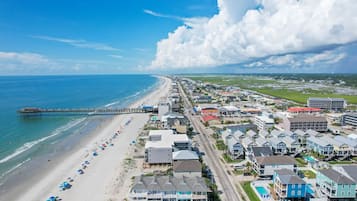 En la playa y camastros