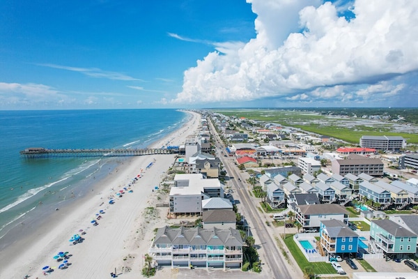 En la playa y camastros