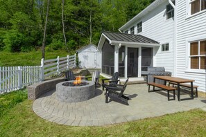 Outdoor dining - VIRGINIA TECH FAMILIES - 200 YEAR OLD FARMHOUSE (New Castle)