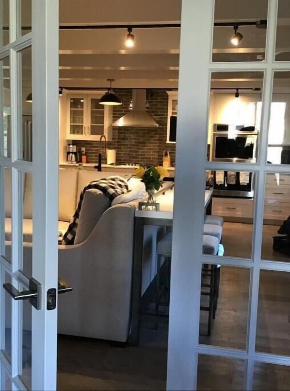 Interior - VIRGINIA TECH FAMILIES - 200 YEAR OLD FARMHOUSE (New Castle)