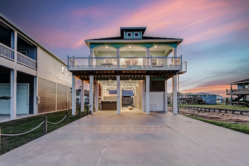 Massive Swimspa ~ Ocean Views ~ Short walk to beach ~ Starlink Internet ~ Games