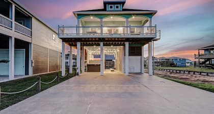 Massive Swimspa ~ Ocean Views ~ Short walk to beach ~ Starlink Internet ~ Games