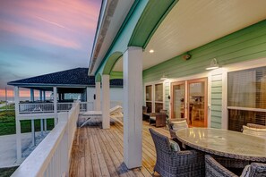 Outdoor dining - Massive Swimspa ~ Ocean Views ~ Short walk to beach ~ Starlink Internet ~ Games (Bolivar Peninsula)