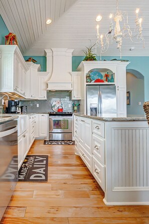 Fridge, microwave, oven, stovetop - Massive Swimspa ~ Ocean Views ~ Short walk to beach ~ Starlink Internet ~ Games (Bolivar Peninsula)