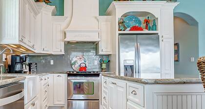 Massive Swimspa ~ Ocean Views ~ Short walk to beach ~ Starlink Internet ~ Games