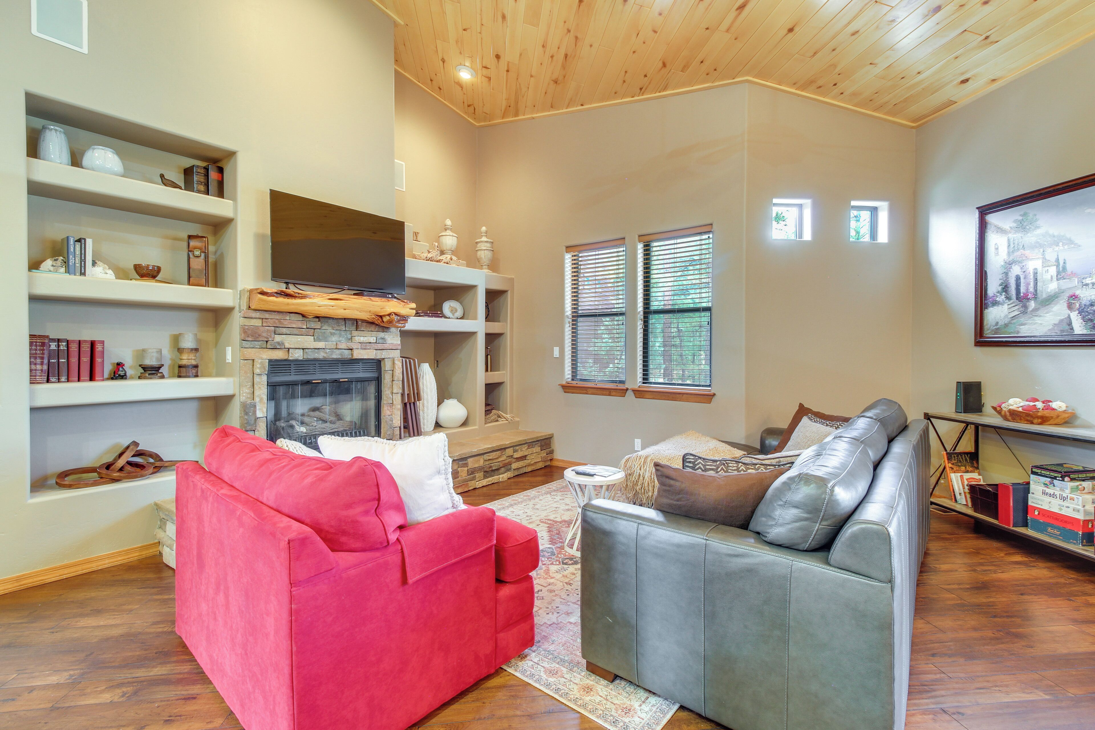 Unwind Fireside: Spacious Torreon Cabin W/ Deck! - ショー・ロー, AZ
