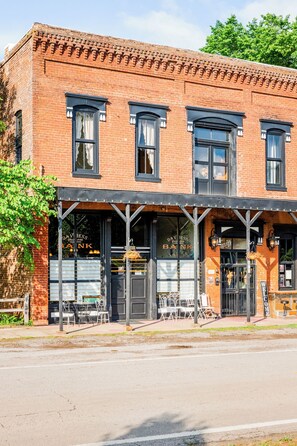 Vista frontal de la propiedad