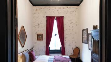 Room 6 : Fear of Missing Out | 1 bedroom, premium bedding, down comforters, memory foam beds