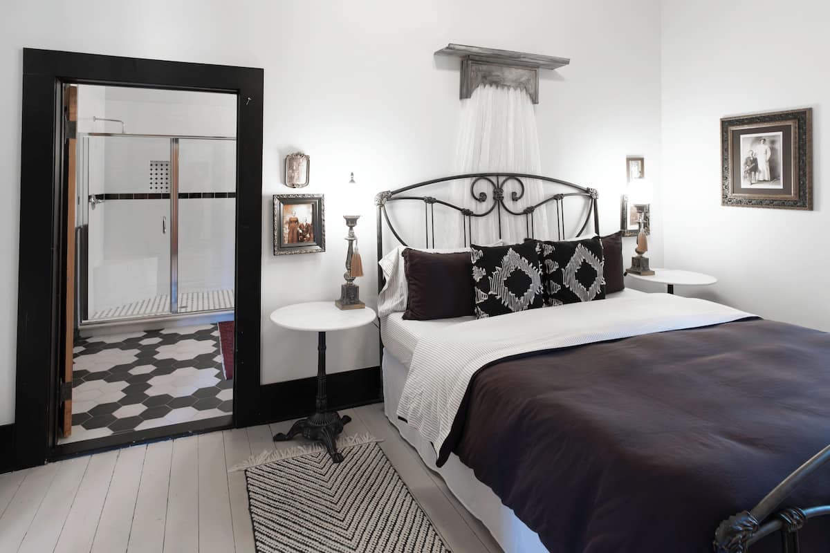 1 Schlafzimmer, hochwertige Bettwaren, Daunenbettdecken