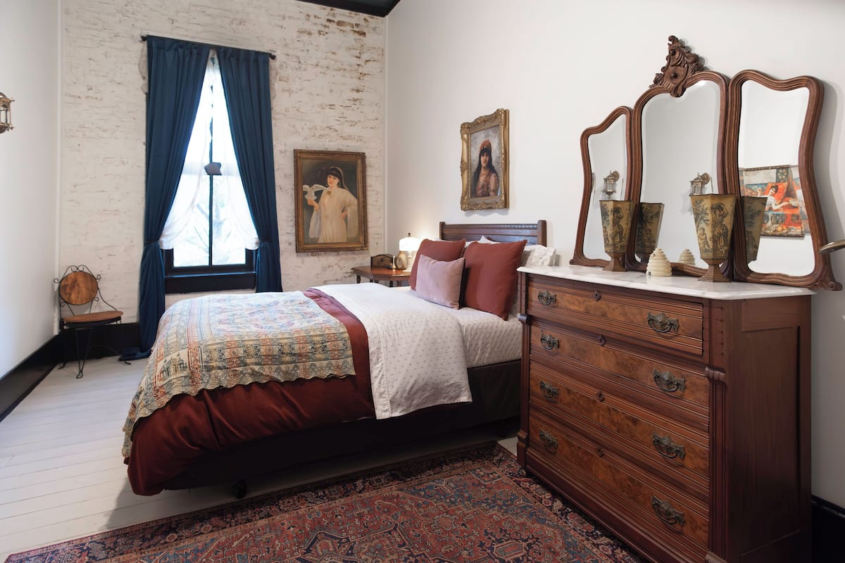 1 Schlafzimmer, hochwertige Bettwaren, Daunenbettdecken