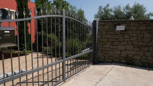 A gated entrance with a stone wall and a metal gate. - GuestHost - Cozy apartment that hosts up to 4 people, located in a shared villa in the hilly Umbrian countryside. We are in the Ponte Rio hamlet, an extremely quiet and relaxing area in which to stay in close contact with nature but at the same time not  (Perugia)