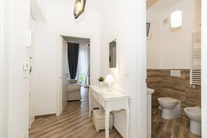 Regadera, secadora de cabello, bidet, toallas 
