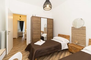 2 habitaciones, tabla de planchar con plancha, internet y ropa de cama 