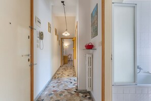 Interior - GuestHost - Bright apartment with balcony equipped with the main comforts to comfortably accommodate up to 3 people and very quiet thanks to the view on a silent internal street. The accommodation is located in the San Vitale district, a very green resid (Bologna)