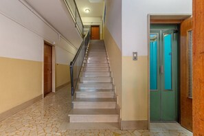 Interior - GuestHost - Bright apartment with balcony equipped with the main comforts to comfortably accommodate up to 3 people and very quiet thanks to the view on a silent internal street. The accommodation is located in the San Vitale district, a very green resid (Bologna)