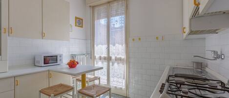 Kühlschrank, Mikrowelle, Herdplatte, Kochgeschirr/Geschirr/Besteck