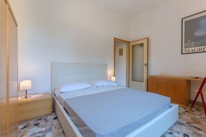 1 slaapkamer, een strijkplank/strijkijzer, wifi, beddengoed