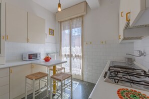 Fridge, microwave, stovetop, cookware/dishes/utensils - GuestHost - Bright apartment with balcony equipped with the main comforts to comfortably accommodate up to 3 people and very quiet thanks to the view on a silent internal street. The accommodation is located in the San Vitale district, a very green resid (Bologna)