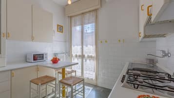 Refrigerador, microondas, parrilla de estufa y utensilios de cocina