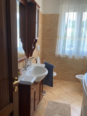 Bidet, towels, soap - 2 Bedroom Apartment in Nocera Umbra (Nocera Umbra)