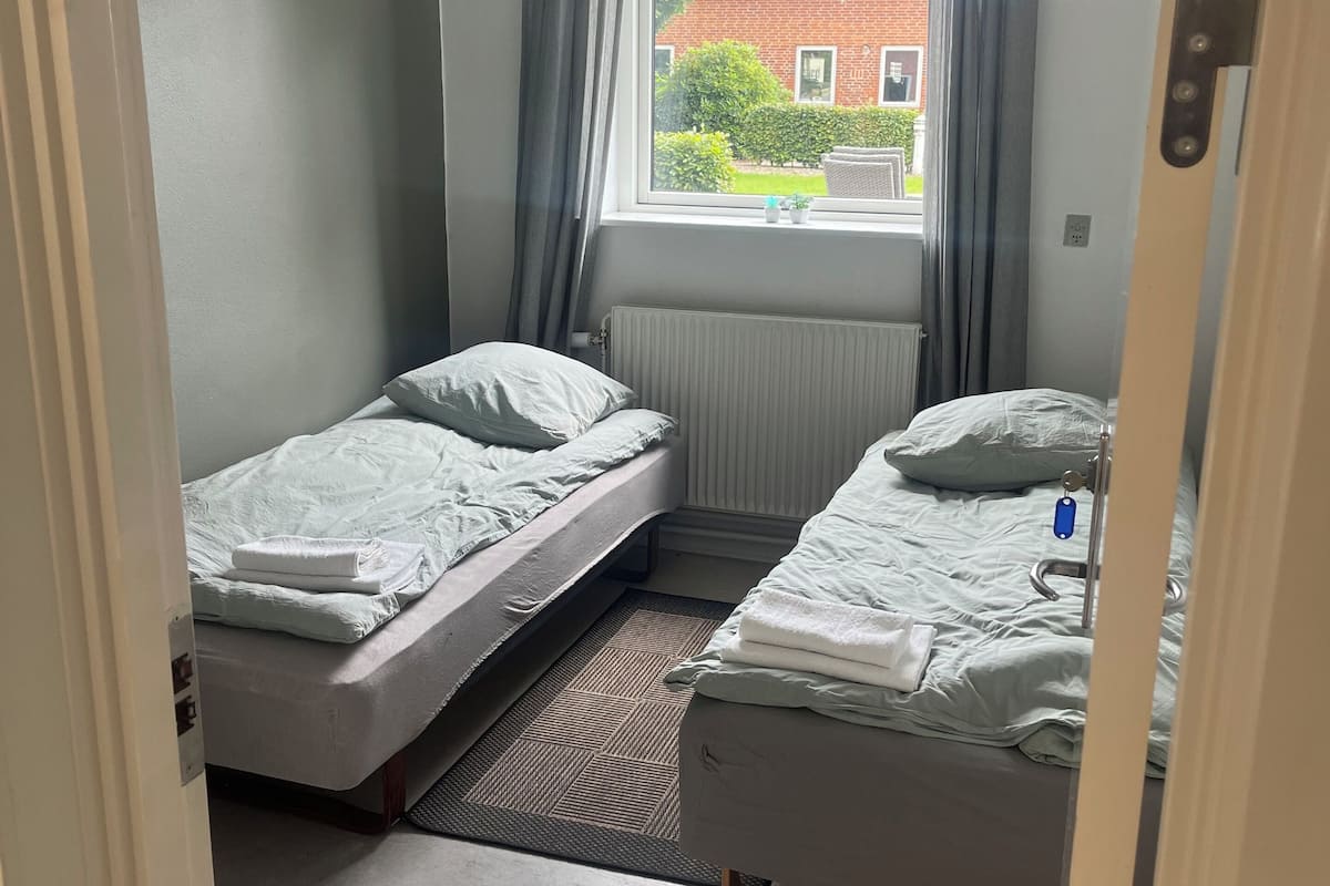 Herbergi fyrir tvo, tvö rúm - 2 einbreið rúm - sameiginlegt baðherbergi | Ókeypis þráðlaus nettenging, rúmföt