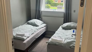 Chambre avec lits jumeaux, 2 lits une place, salle de bains commune