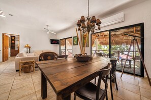 Un espace repas comprenant une table en bois, des chaises et un élément décoratif central.