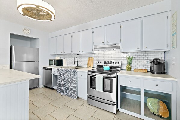 Kühlschrank, Mikrowelle, Ofen, Geschirrspüler