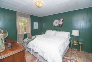 3 bedrooms, desk, travel crib, free WiFi
