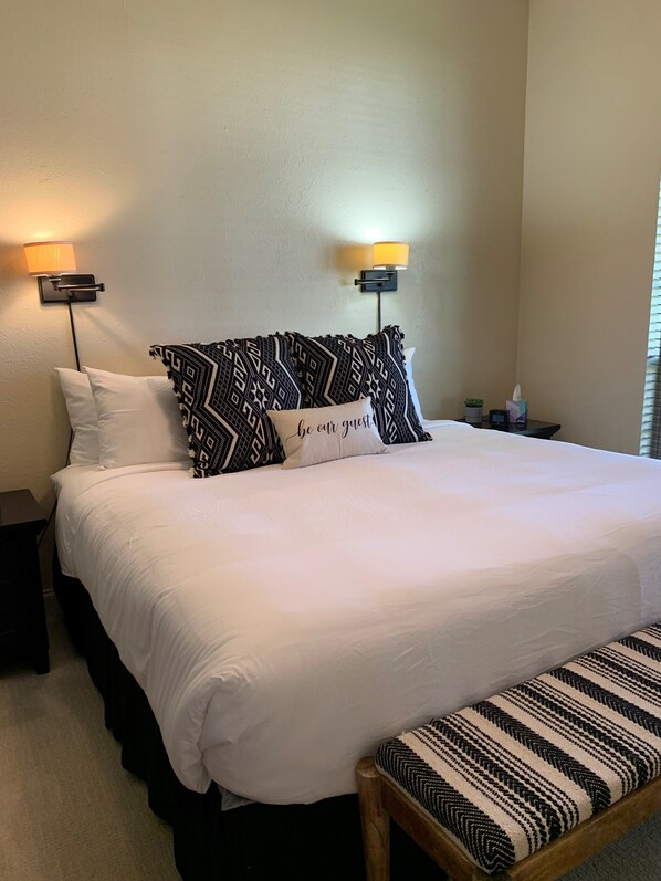 2 bedrooms, iron/ironing board, WiFi, bed sheets - Spacious 2 bed/2bath Beautifully Updated in Lower Greenville/Lakewood (Dallas)