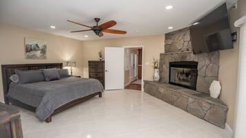 4 bedrooms, desk, iron/ironing board, travel crib