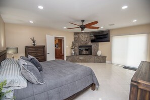 4 Schlafzimmer, Schreibtisch, Bügeleisen/Bügelbrett, Reisekinderbett